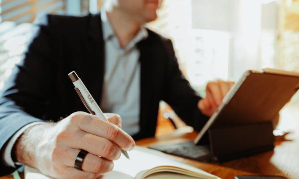 mTFI wyjmuje euro spod materaca i każe mu pracować